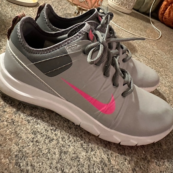 Size 6.5 women’s Nike sneakers never worn - Picture 1 of 4